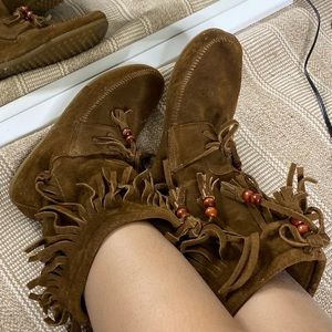 Minnetonka Mocassin Boots Size 8 Barely Worn